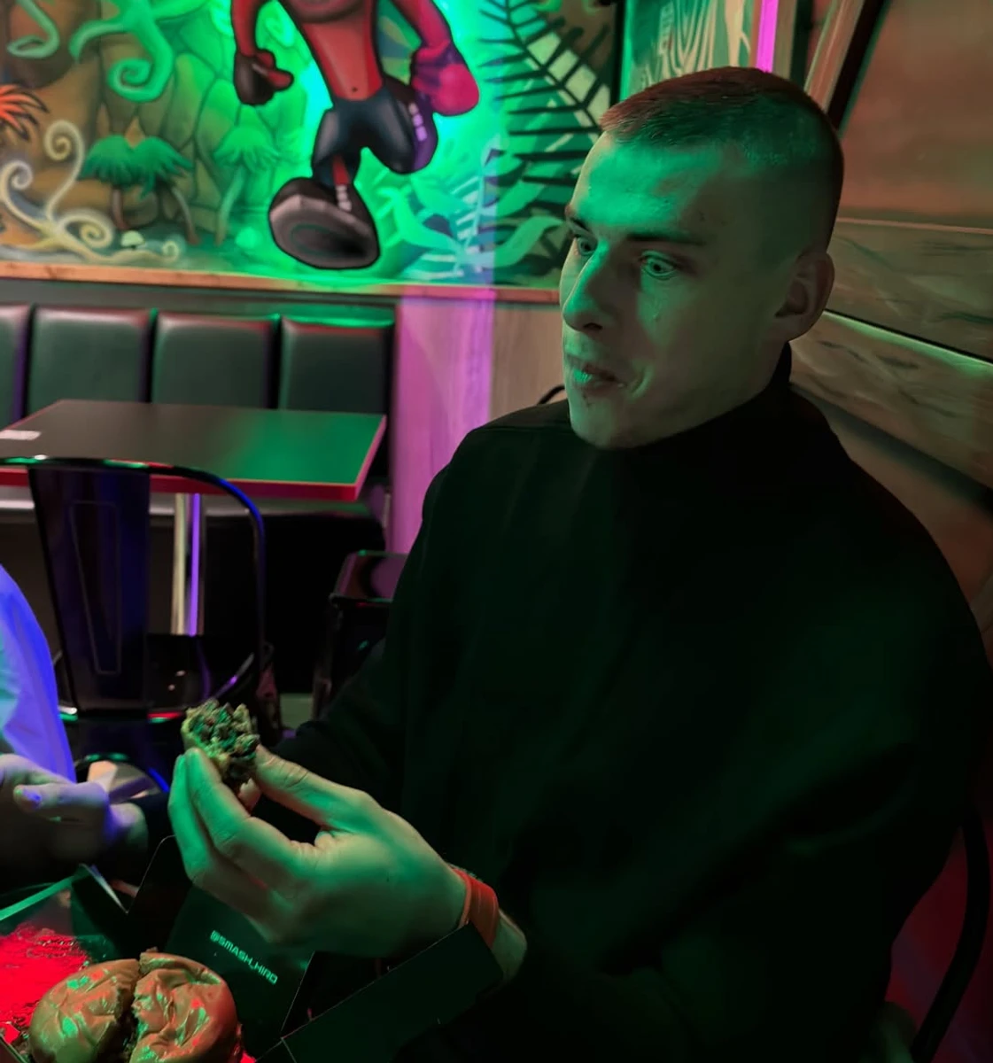 Дружина Андрія Луніна насмішила його фото в ресторані