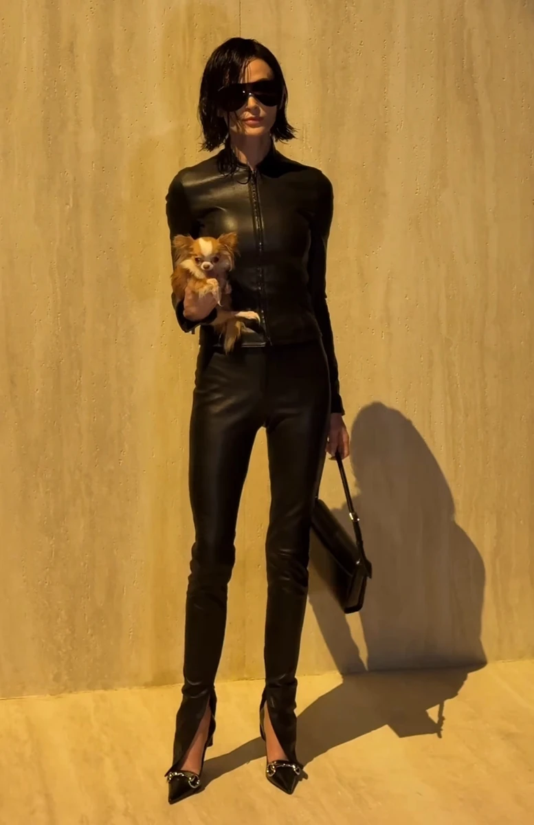 Демі Мур у шкіряний штанах блиснула стрункими ногами на показі мод