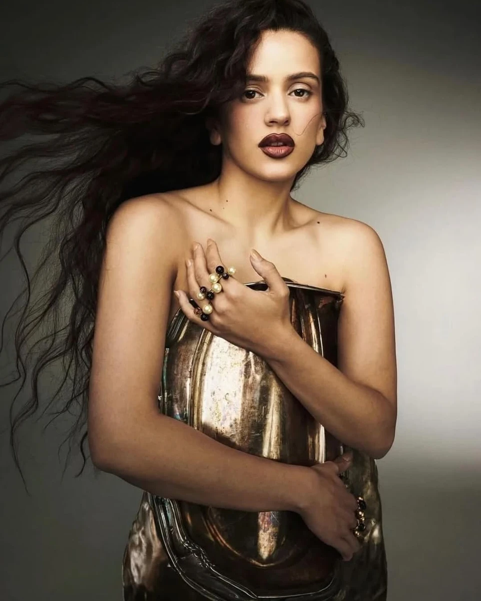 Співачка Росалія