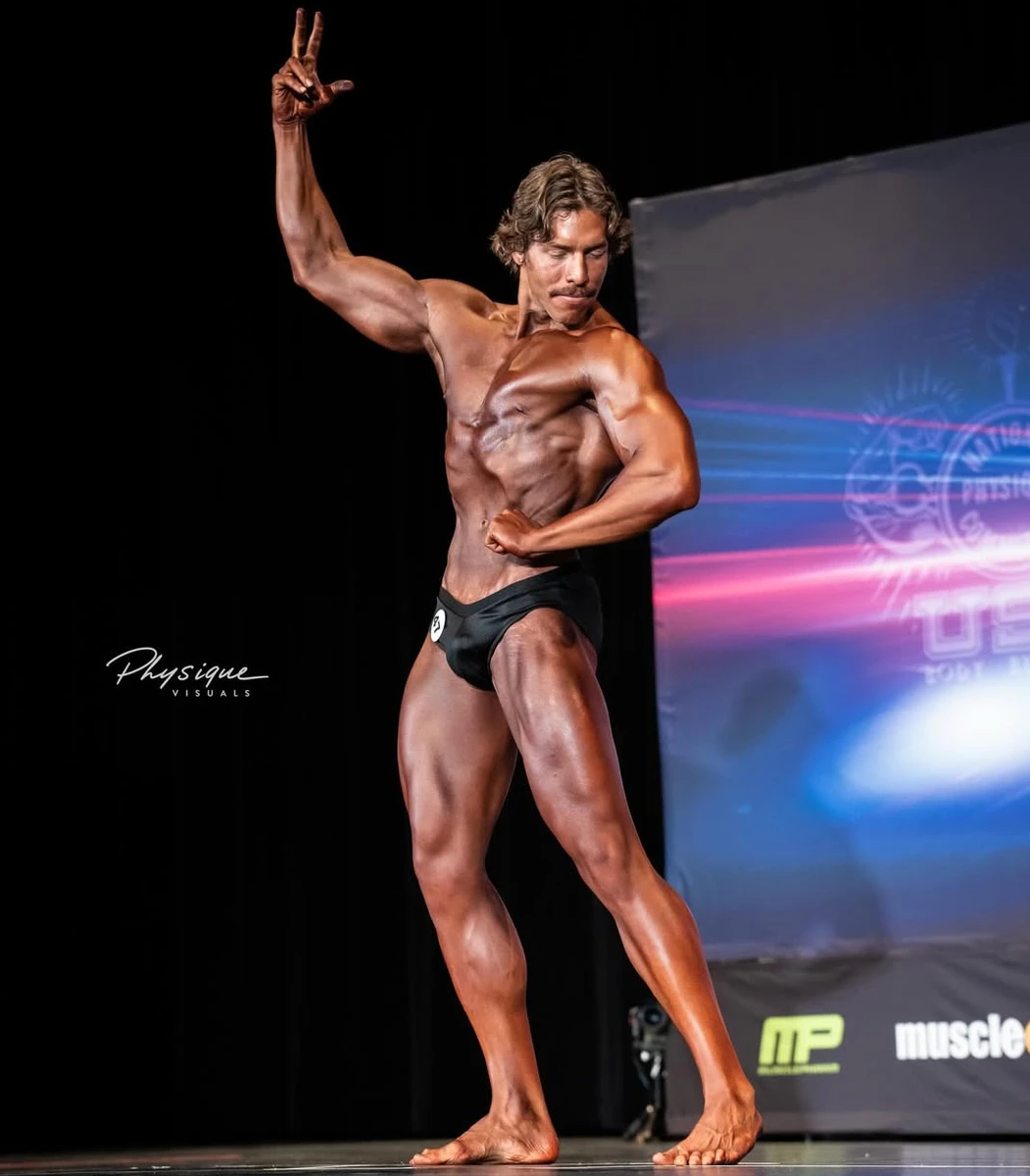 Позашлюбний син Шварценеггера у трусах показав накачане тіло