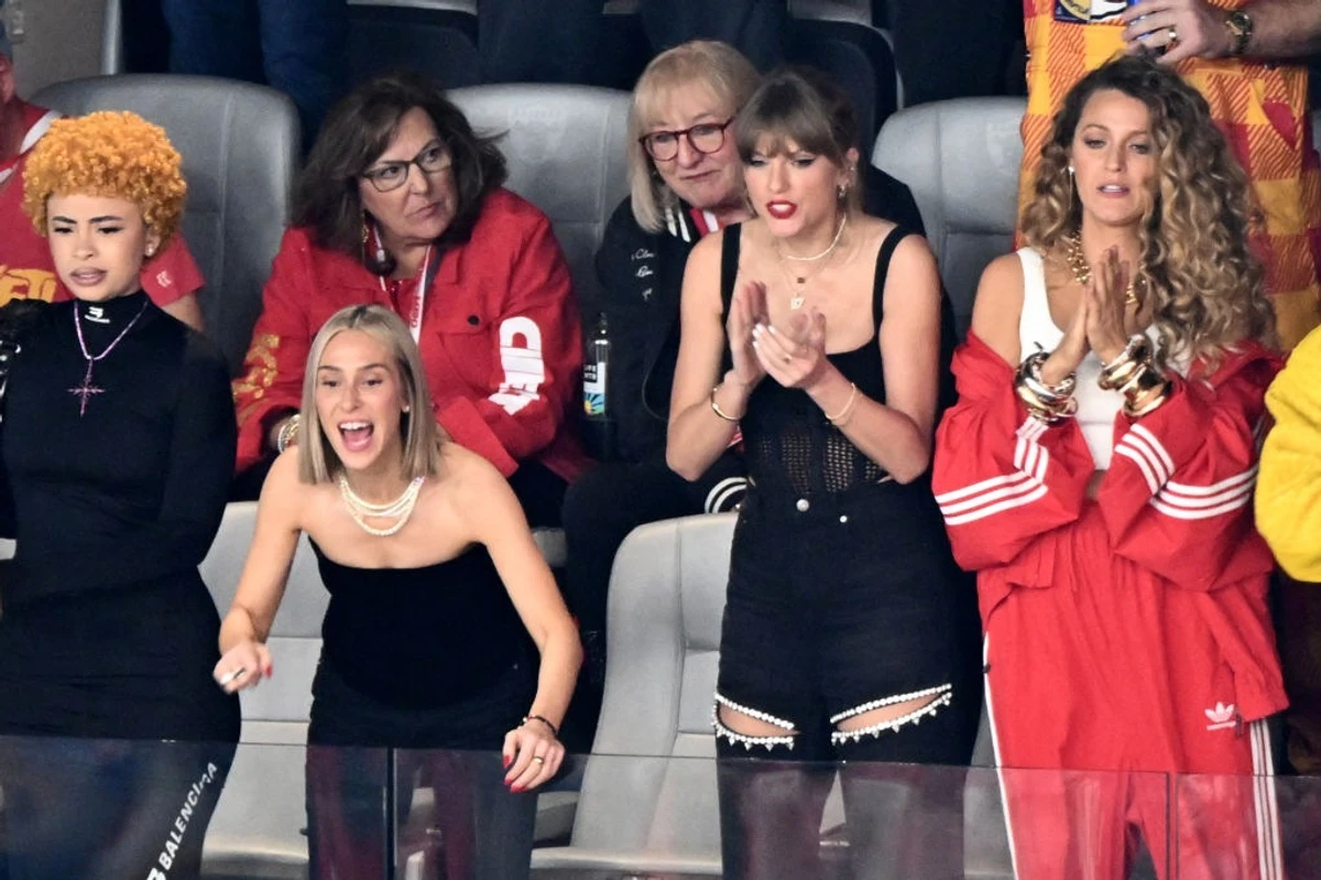 Пристрасті вирували! На фото зліва направо: реперка Ice Spice, стилістка Ешлі Авіньйон, близька подружка Тейлор Свіфт, сама Свіфт та Блейк Лайвлі