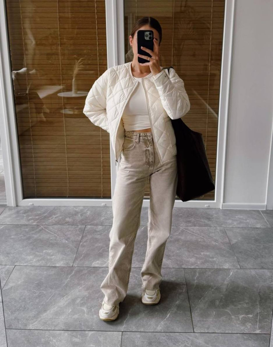 28-річна блогерка Саша Бо демонструє розкішну стьобану куртку у білому кольорі 