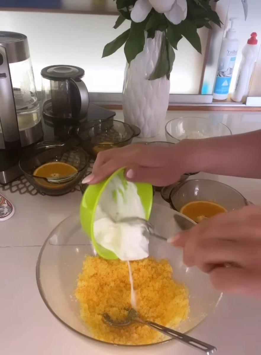 Для суміші замішуємо апельсинову цедру і борошно, додаємо сметану