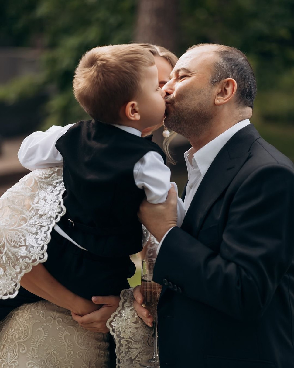 Павлік цілує малодшого сина Михасика