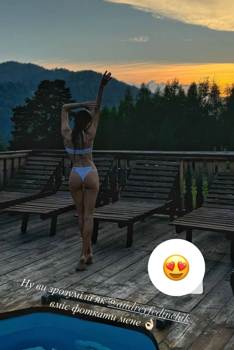 Денисенко в купальнику