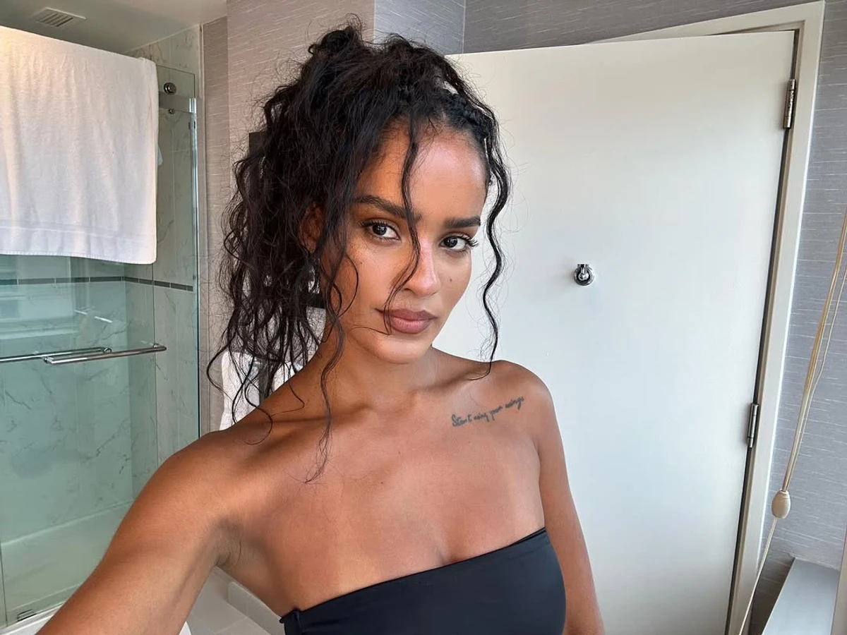 Нара Баптіста робить селфі