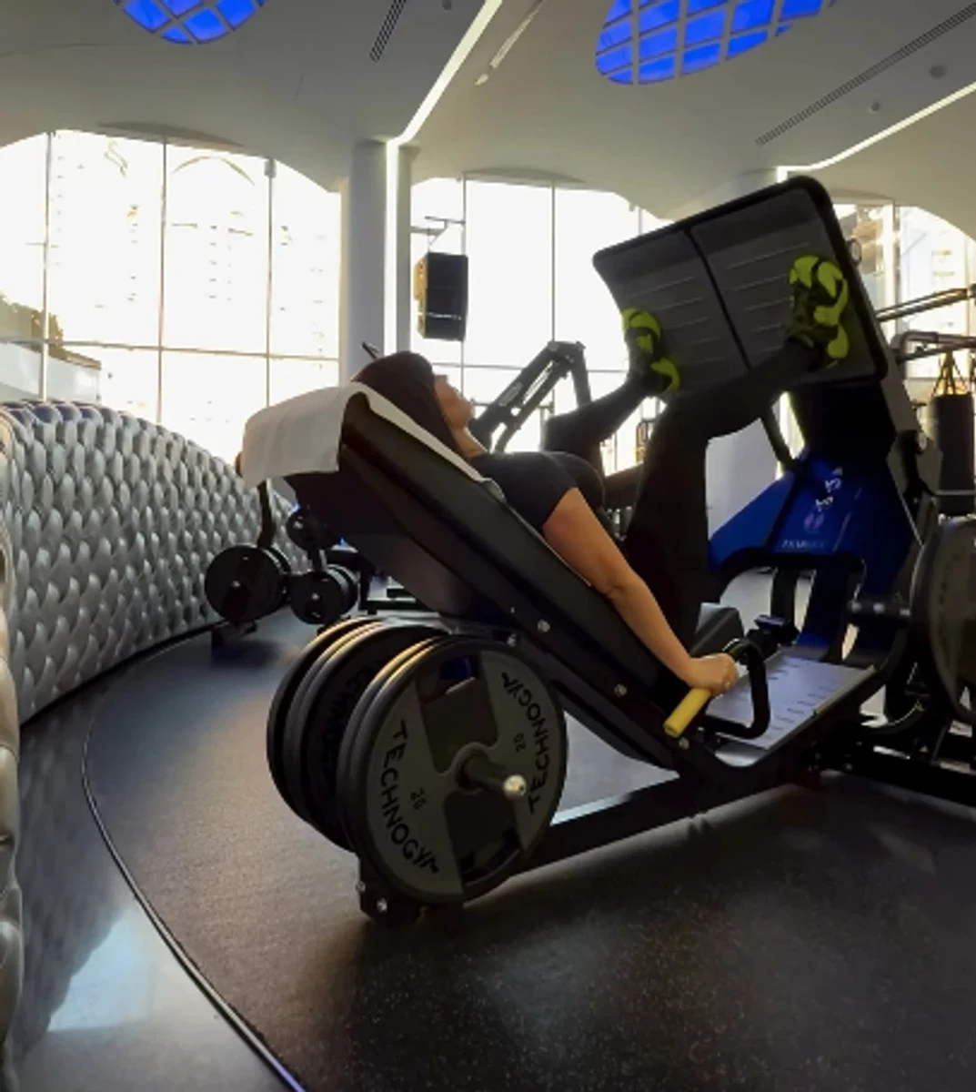 Даша Астафʼєва тренування в залі