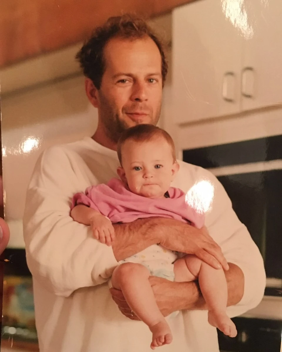 Молодий Брюс Вілліс тримає малесеньку доньку