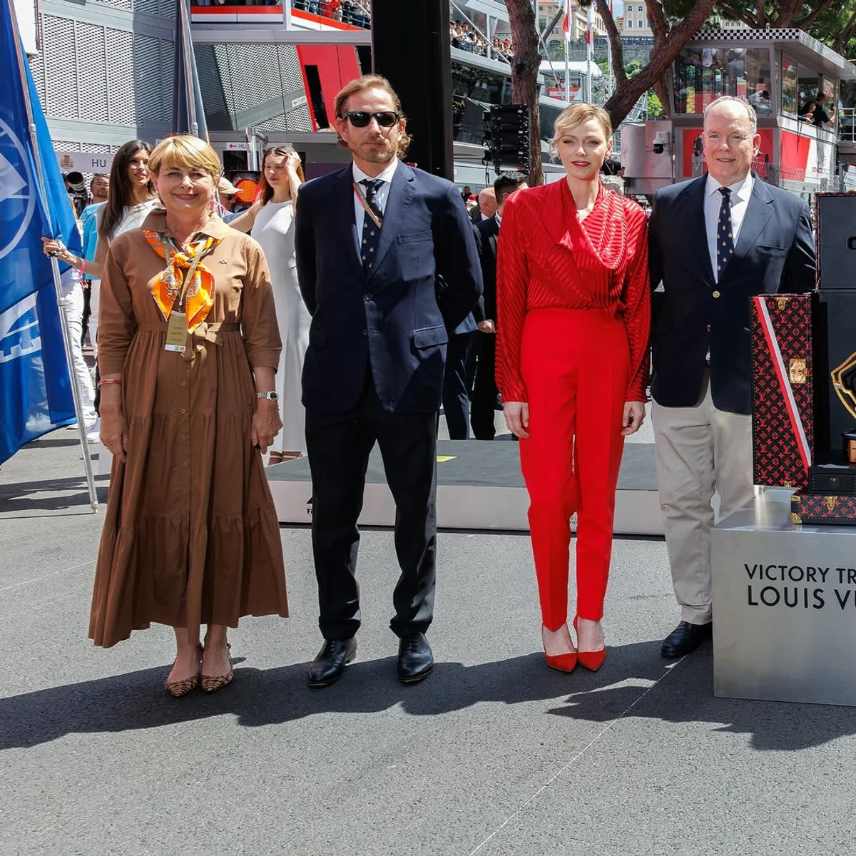Княгиня Монако Шарлін у червоному луці попозувала на Формулі-1