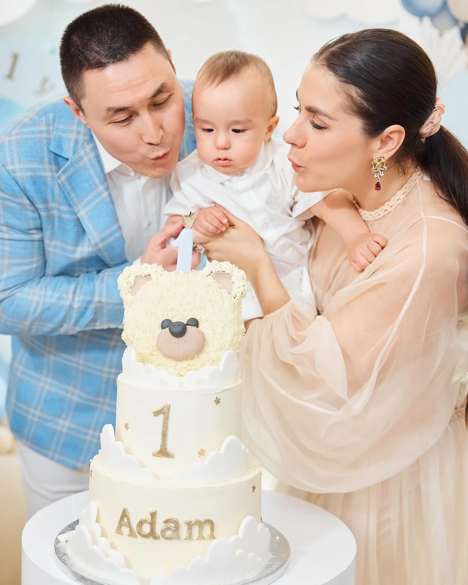 Адам не зовсім розуміє, що відбувається, але головне, що батькам весело 