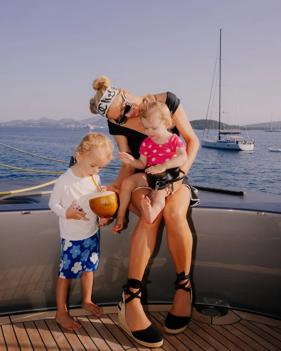 Періс Хілтон замилувала обіймами з дітьми на яхті в Італії