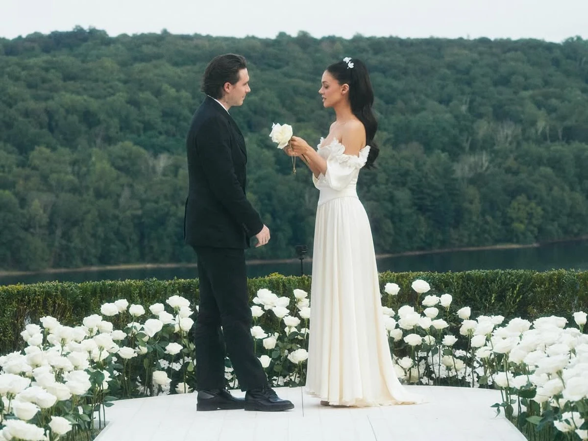 Син Бекхемів із дружиною у весільних образах поновили свої обітниці