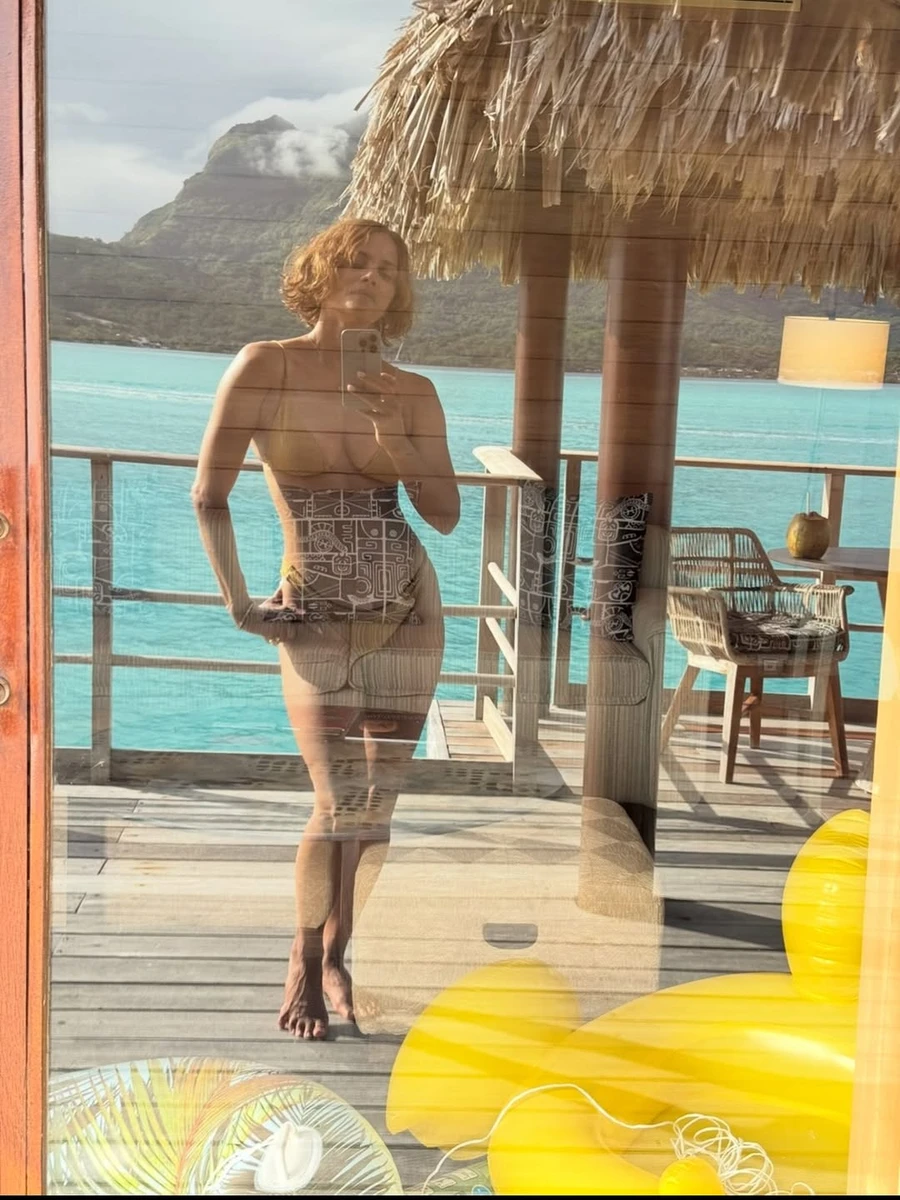 Холлі Беррі у бікіні показала спокусливі форми на своєму 59-річчі