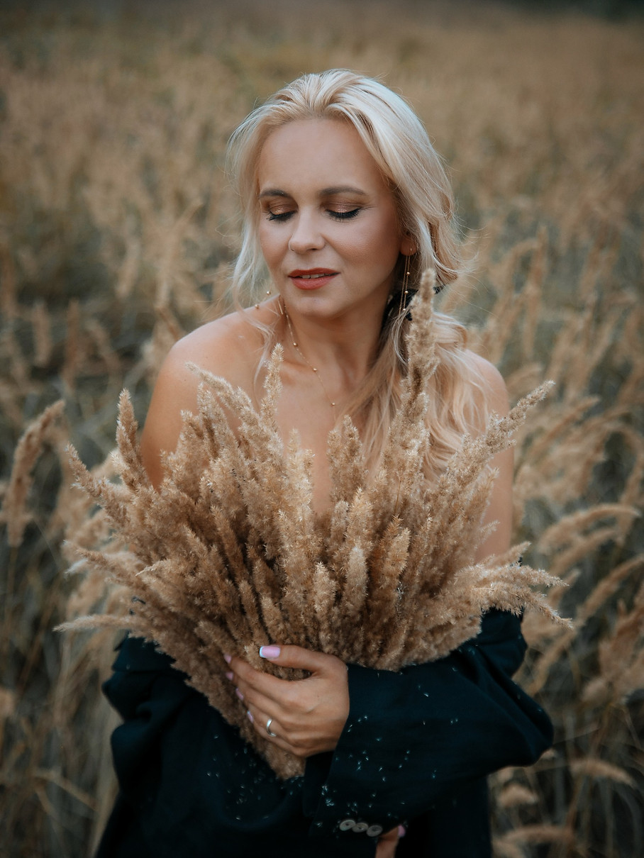 Лілія Ребрик позує в полі