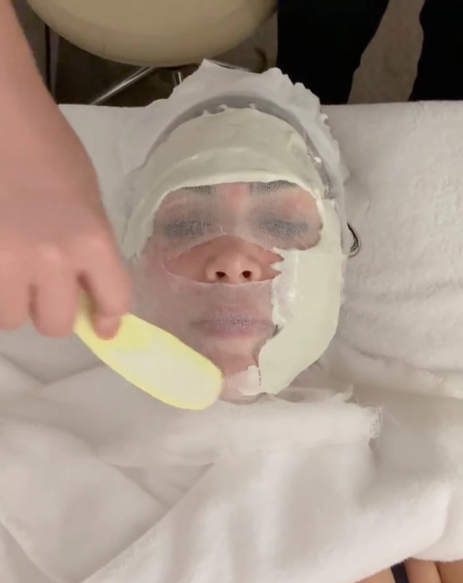 Кім Кардашян з марлею та маскою на обличчі показала корейську косметологію