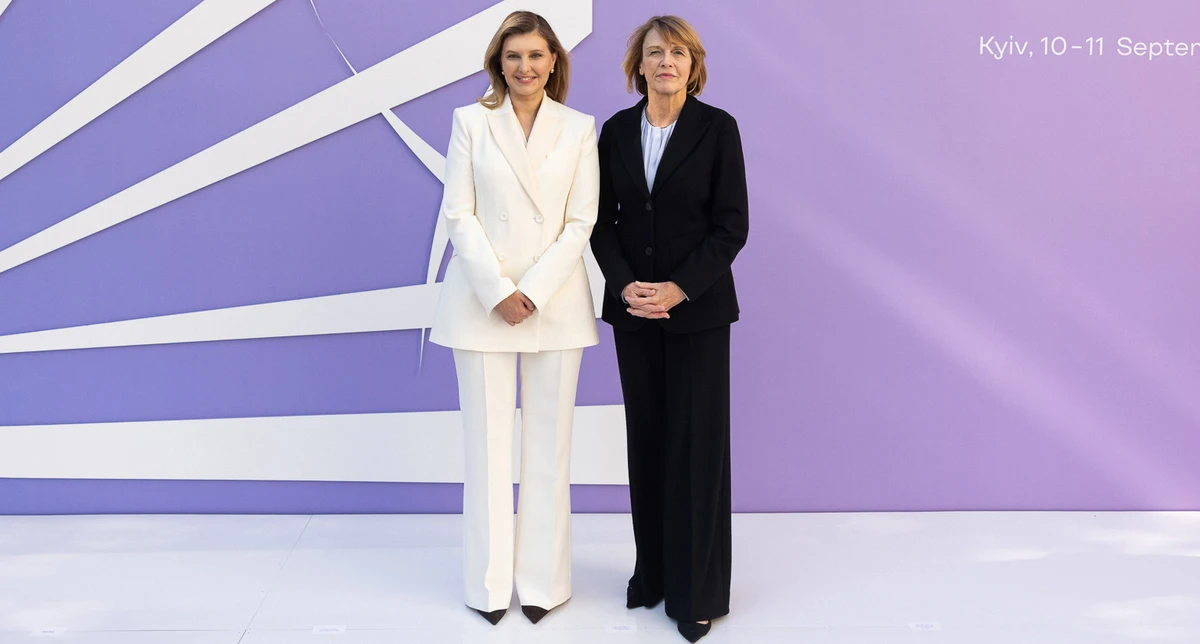 Олена Зеленська у молочному аутфіті попозувала з гостями на Саміті