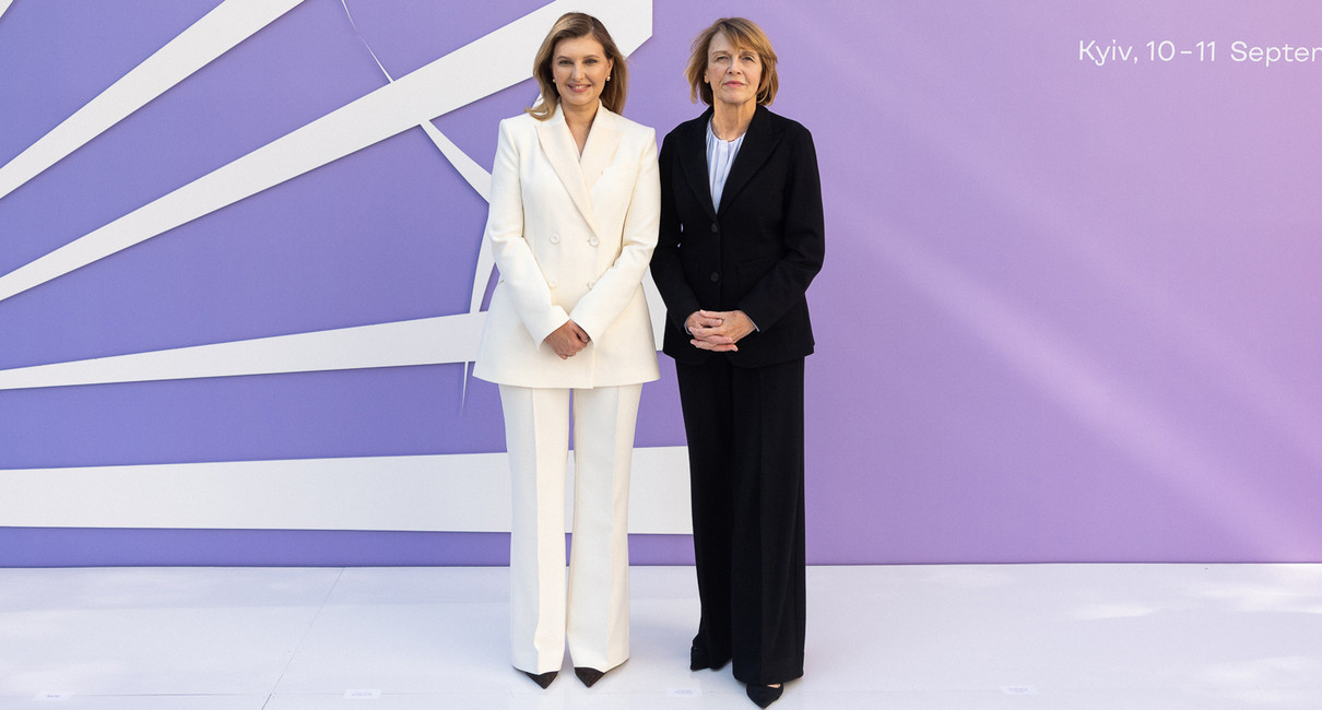 Олена Зеленська у молочному аутфіті попозувала з гостями на Саміті