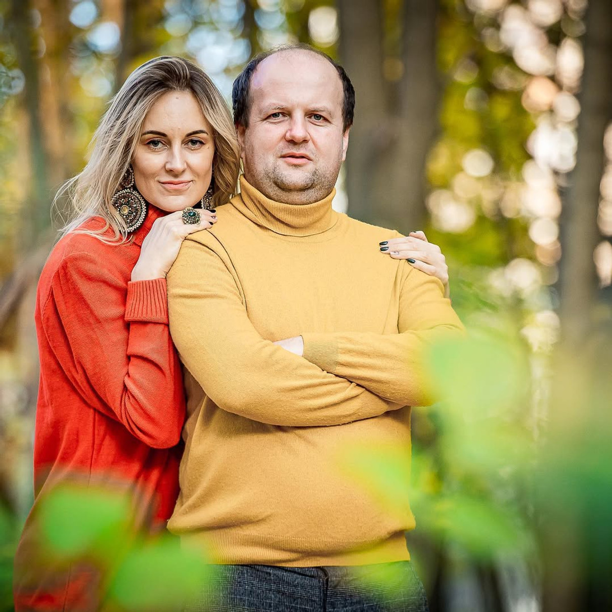 Віктор Бронюк із дружиною позуютьв лісі
