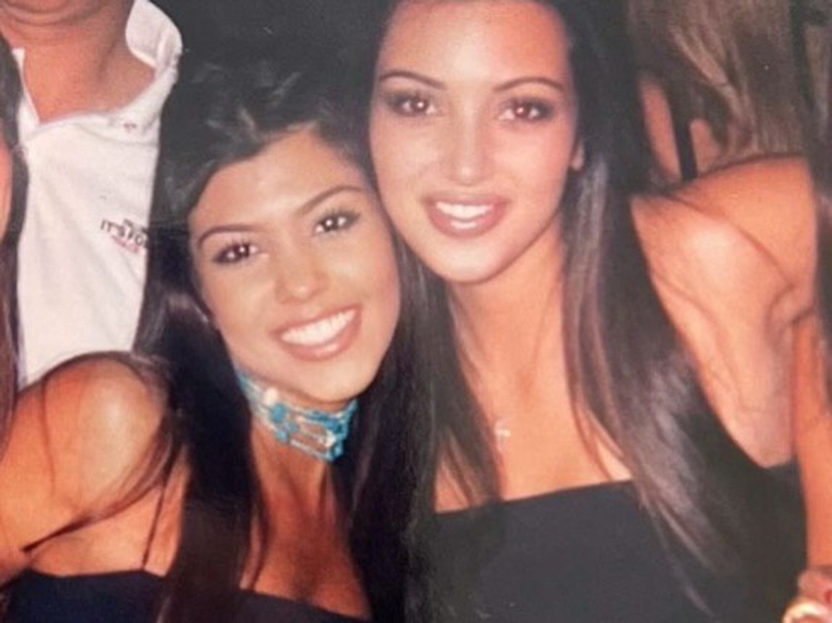 Сестра Кім Кардашян показала їхнє стильне фото з підлітковості на її 45-річчя