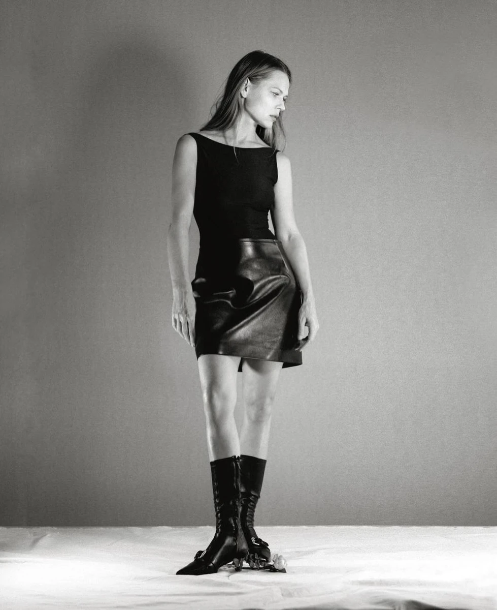 Фреймут в короткій спідниці показала ноги