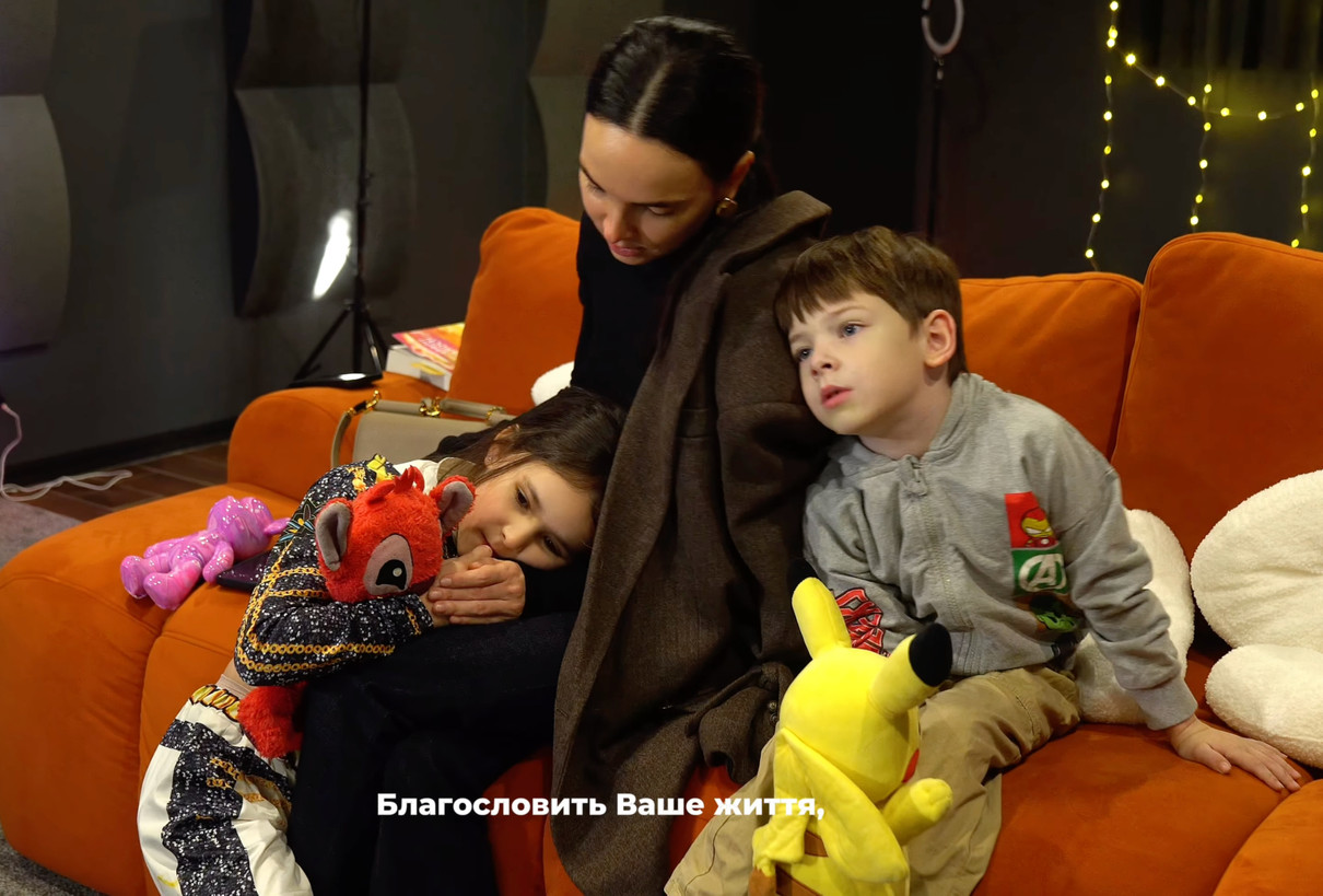 Інна Мірошниченко обійняла свою дочку на записі колядки з Олею Цибульською