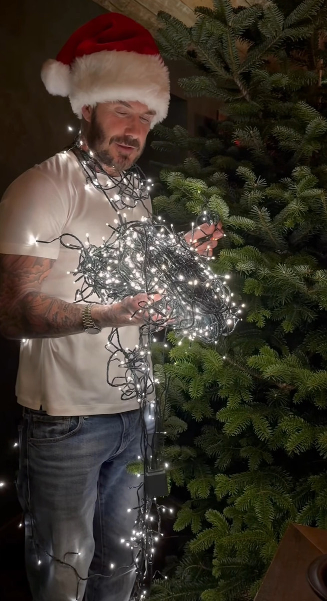 Девід Бекхем прикрасив ялинку на Різдво гірляндою