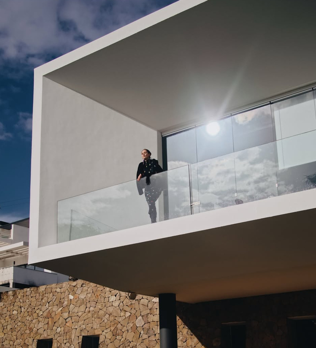 Юлія Саніна попозувала для ефектного фото на балконі