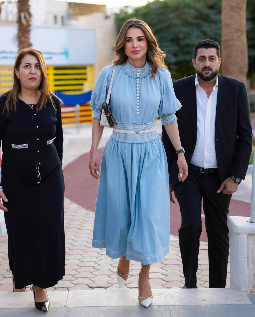 Королева Йорданії Ранія вигуляла блакитну спідницю і сорочку з деніму