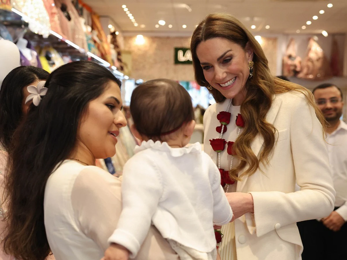 Кейт Міддлтон з квітами на шиї поспілкувалася з дітьми на фестивалі