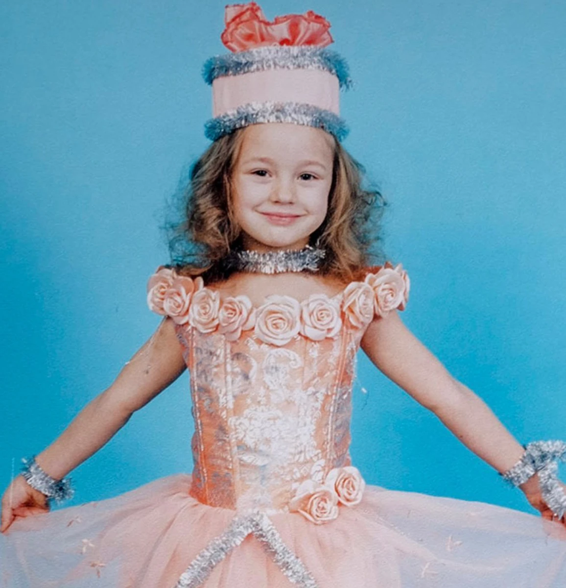 Маленька Дар'я в красивій сукні з дощиком