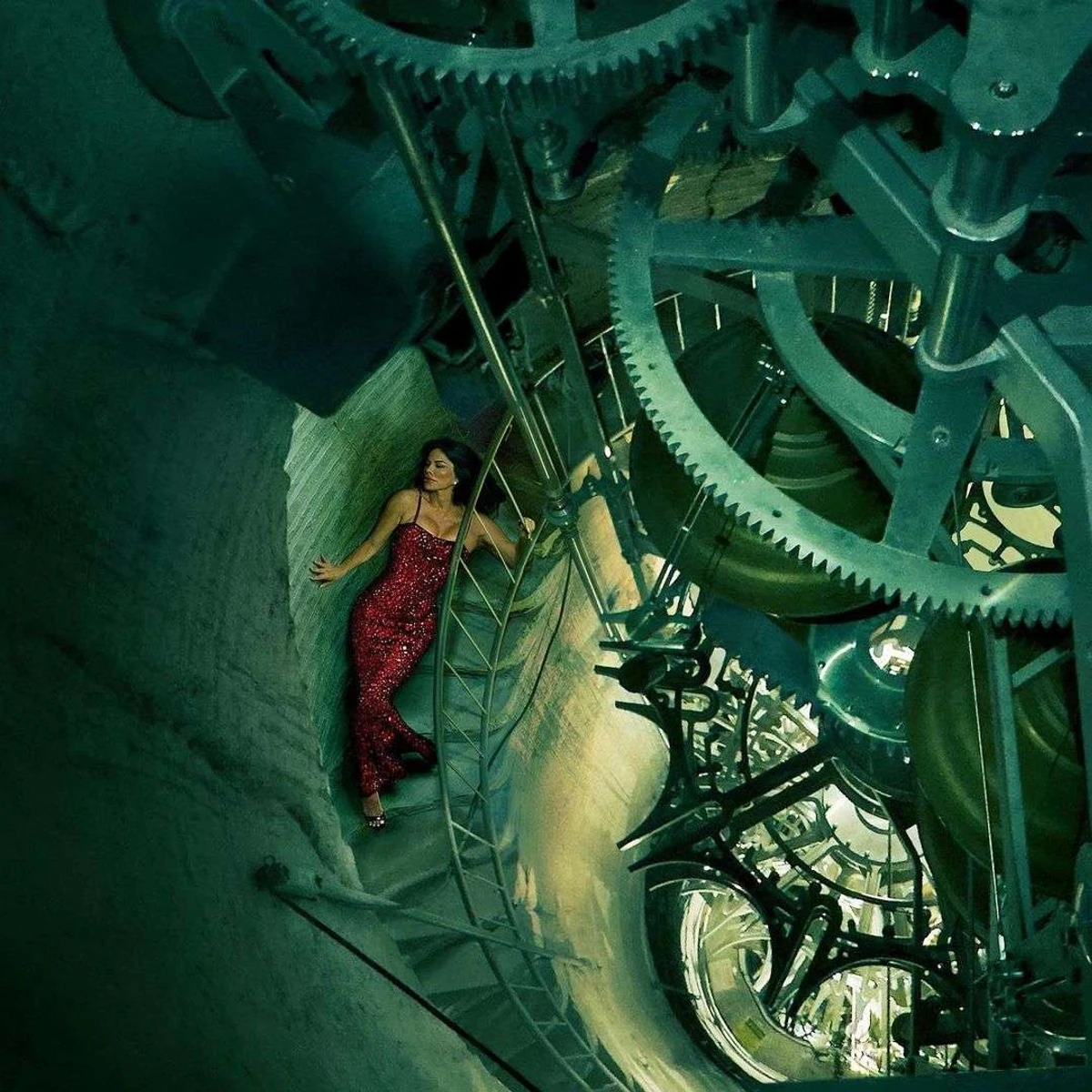 Це Лорен, у сукні від Dolce & Gabbana, позує в підземному годиннику в штаті Техас. На цей проєкт Безос витратив 42 мільйони доларів