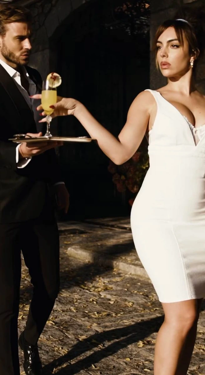 І знову глибоке декольте