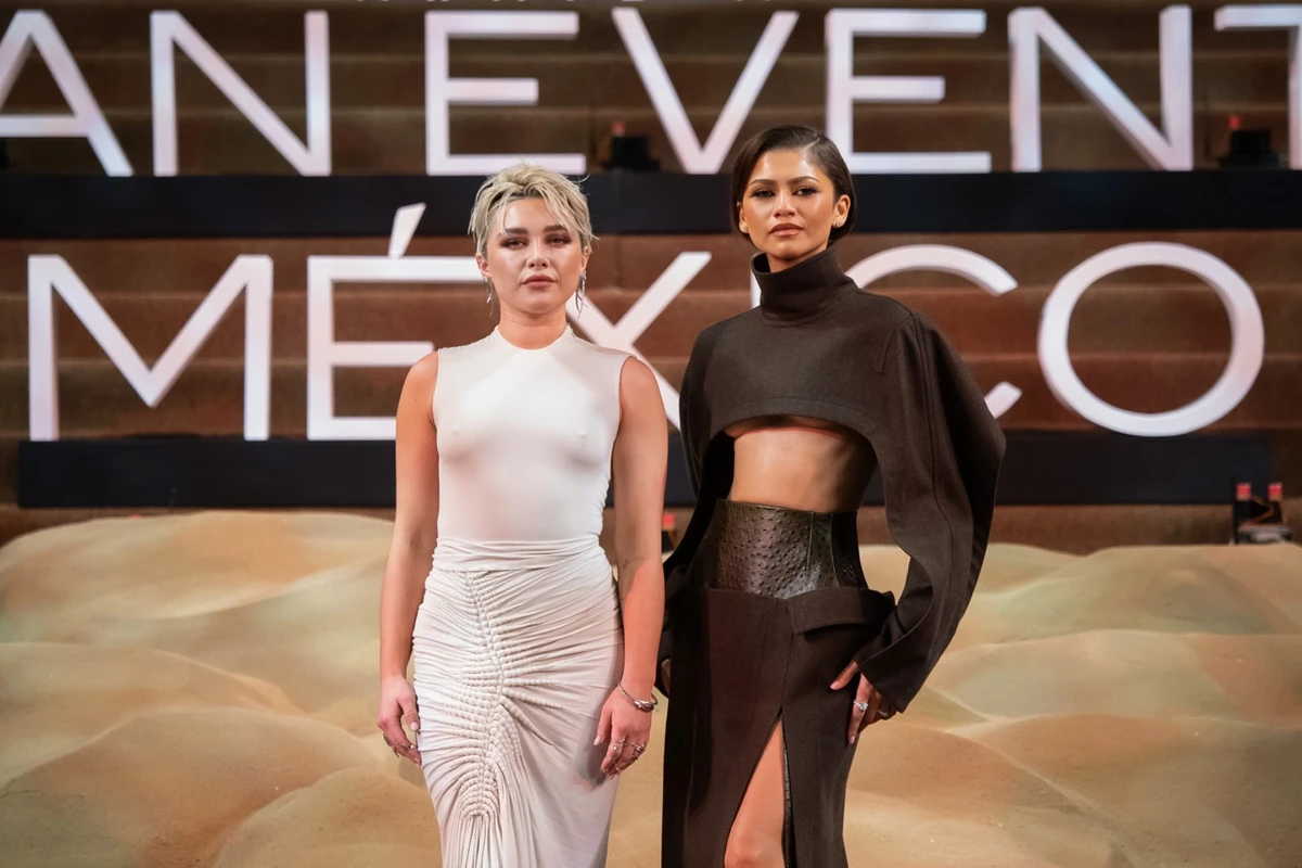 Обидві актриси з'явилися у відвертих луках