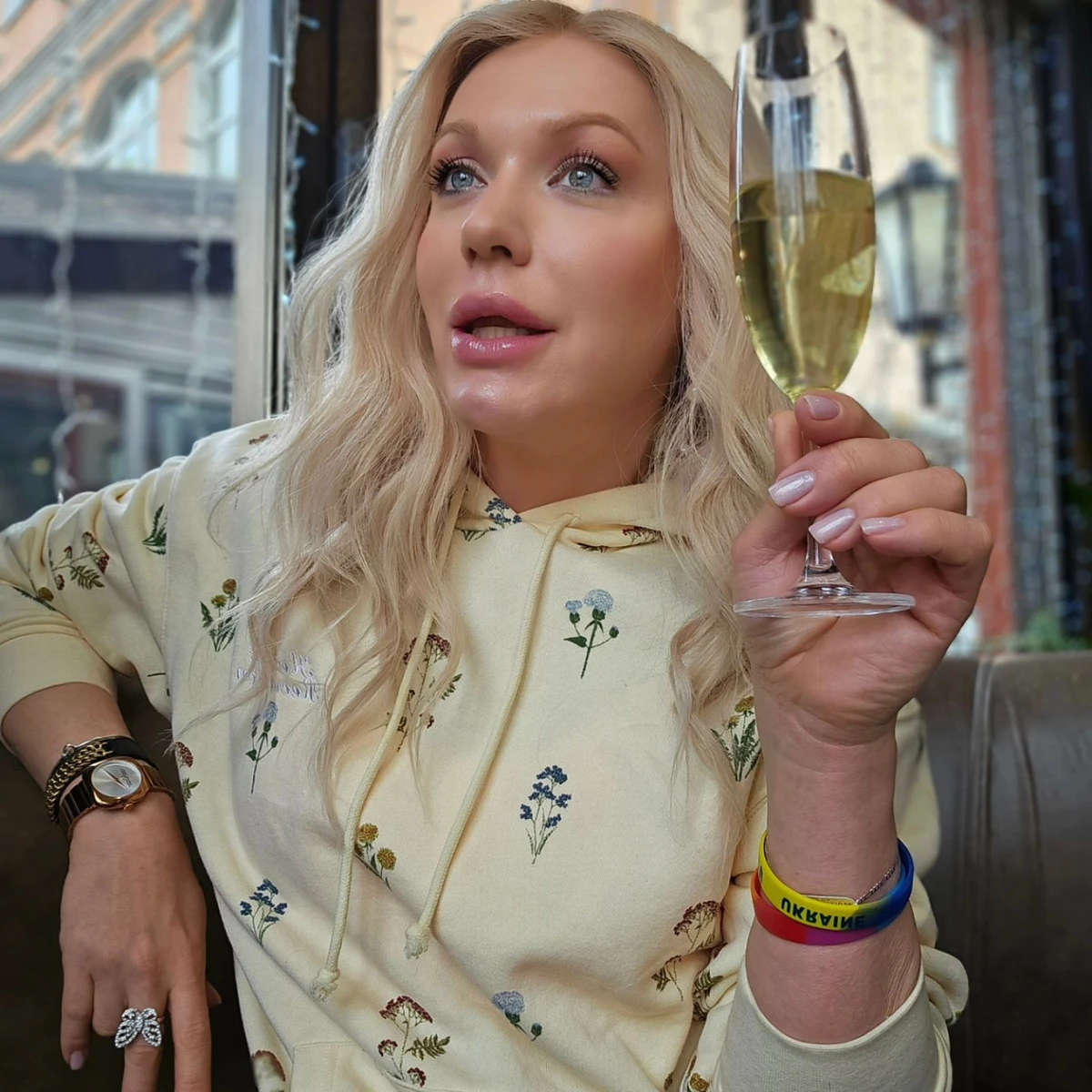 Монро частенько з'являлася у своїх відео з келихом ігристого чи розе 