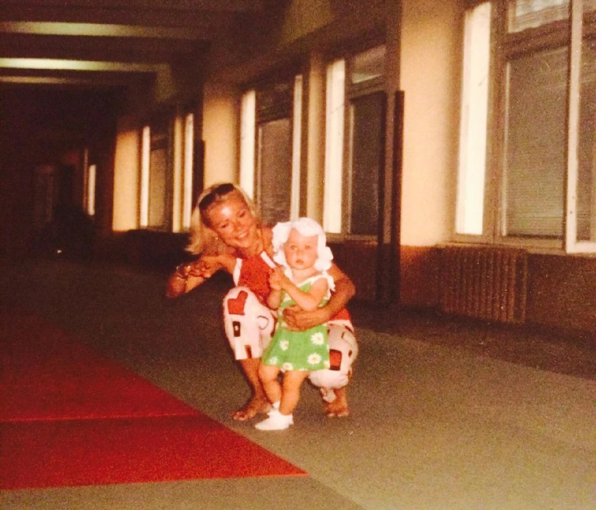 Даша Білодід у дитинстві з молодою мамою Світланою