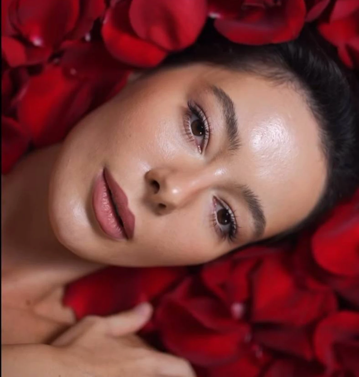 Манекен у пелюстках червоних троянд