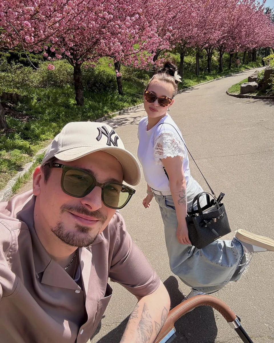 POSITIFF попозував з дружиною біля сакур