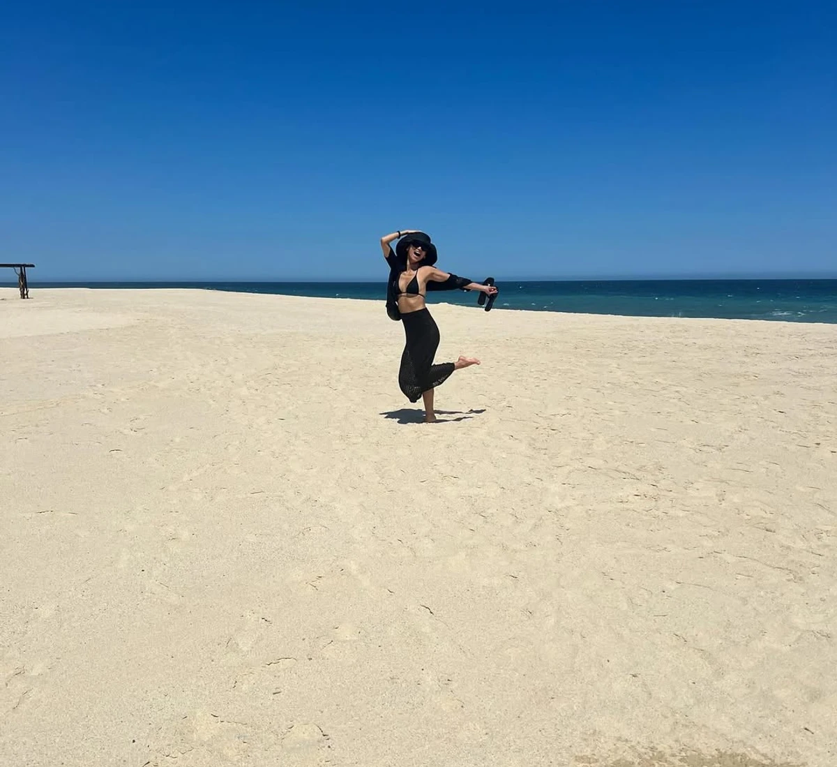 Маколей Калкін показав свою кохану у купальнику на пляжі