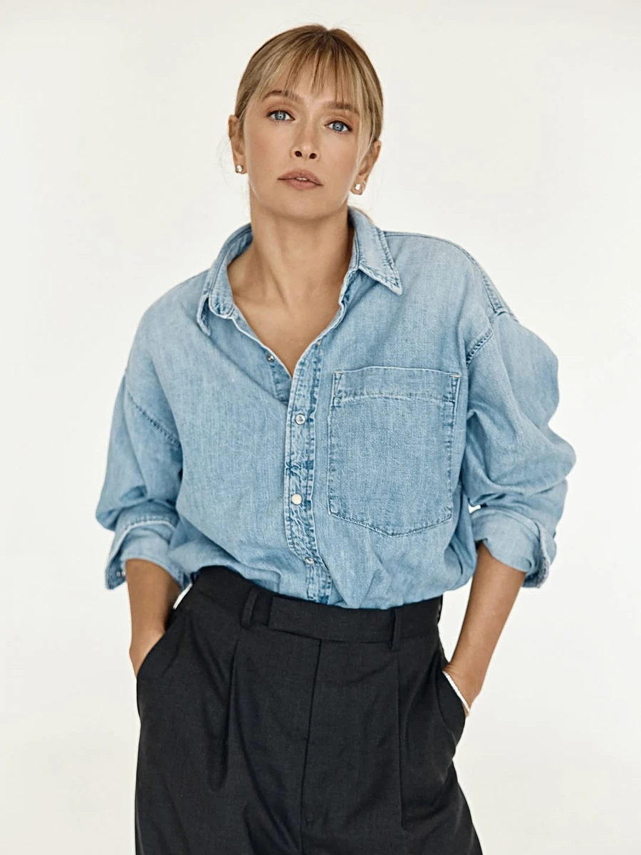 Віра Брежнєва у сорочці й штанах ефектно попозувала для фото