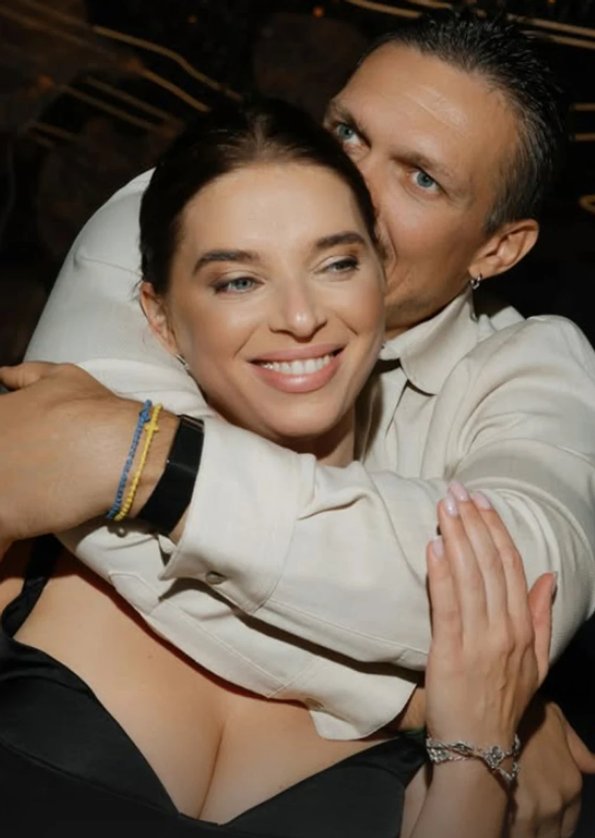 Олександр Усик обійняв дружину та ніжно поцілував її на заході