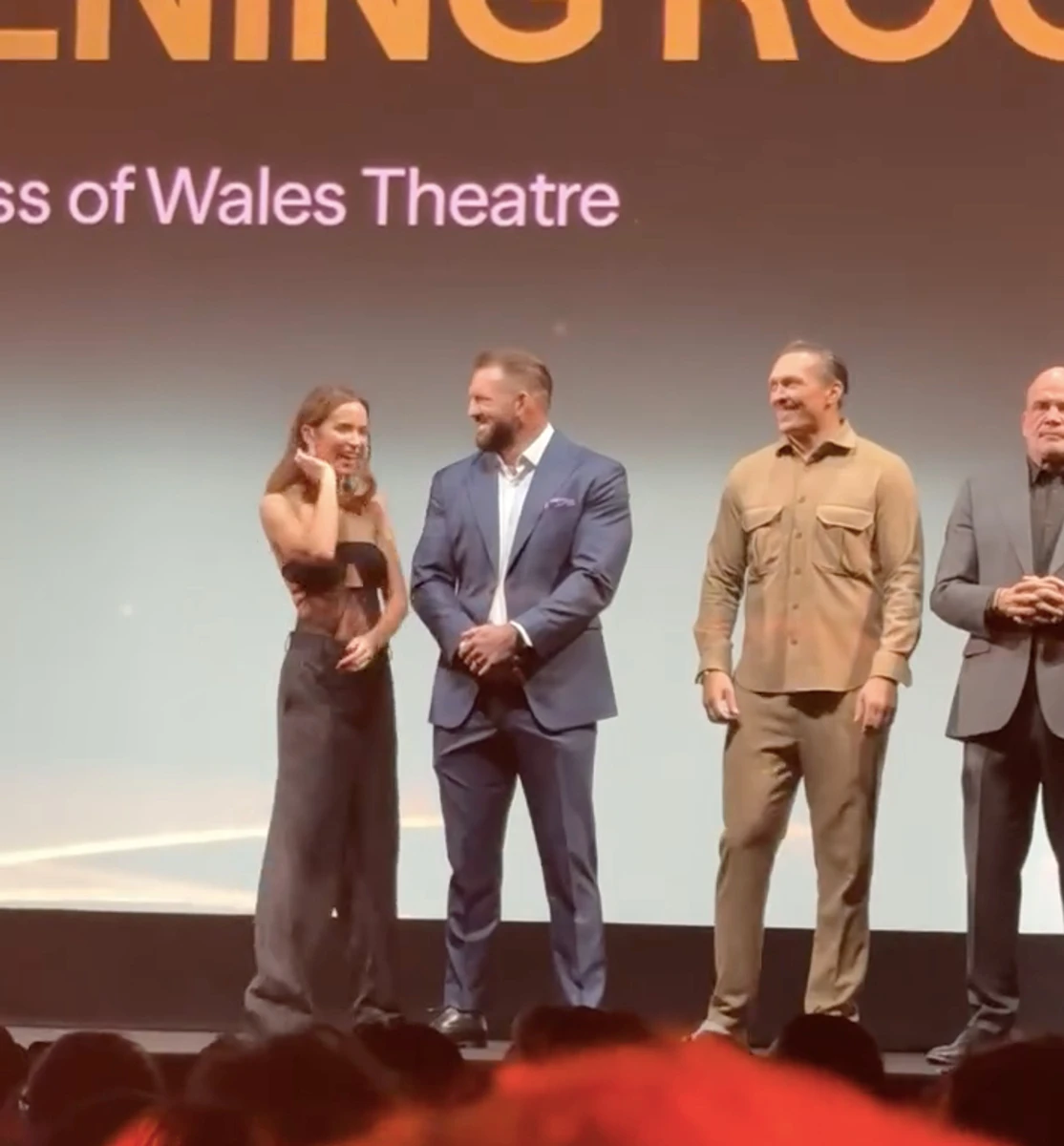 Олександр Усик у костюмі попозував на прем'єрі власного фільму