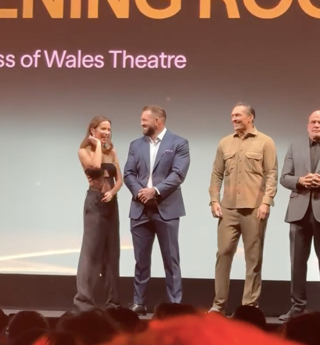 Олександр Усик у костюмі попозував на прем'єрі власного фільму