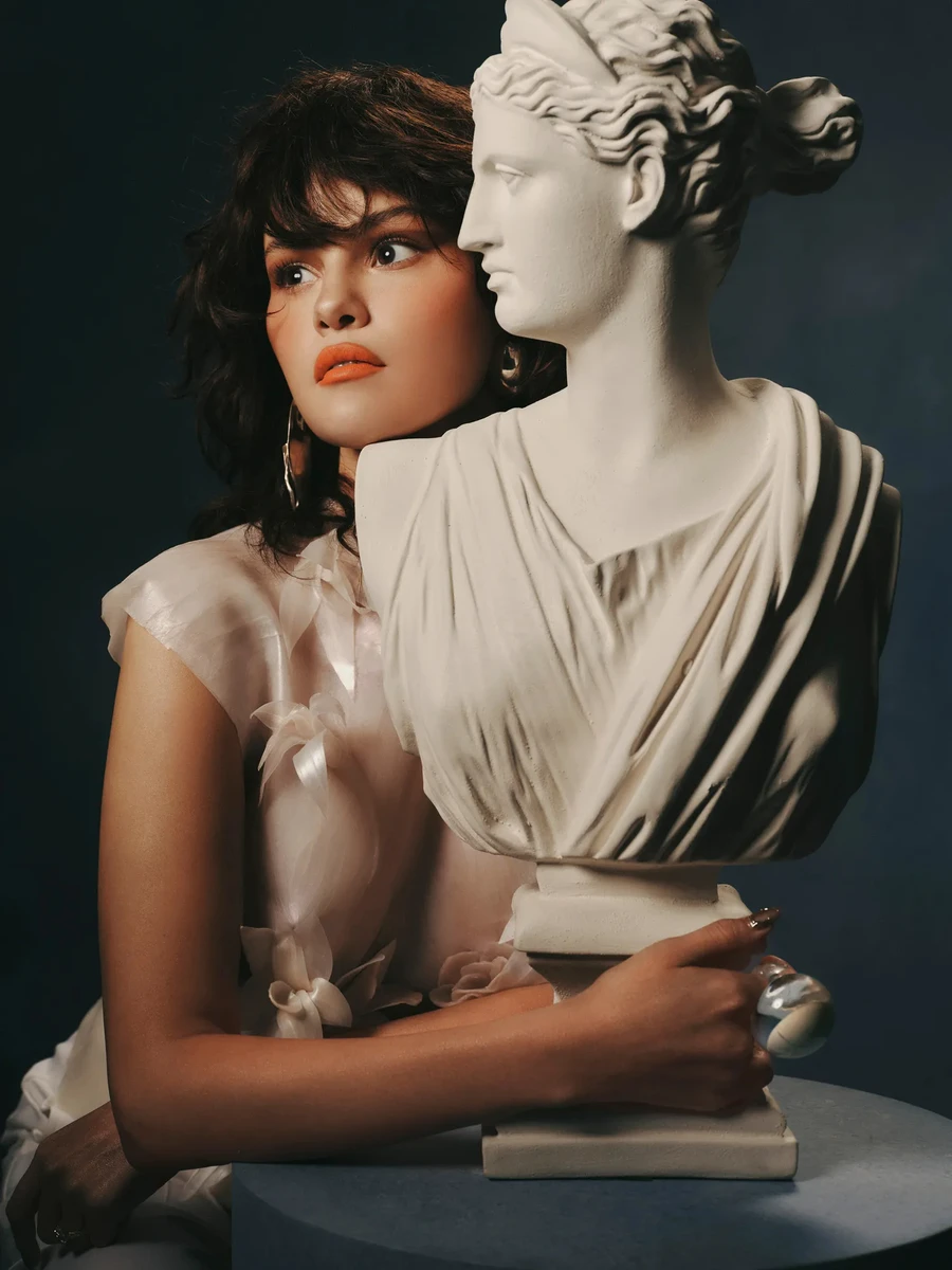 Селена Гомес у топі з квітами ефектно попозувала зі скульптурою