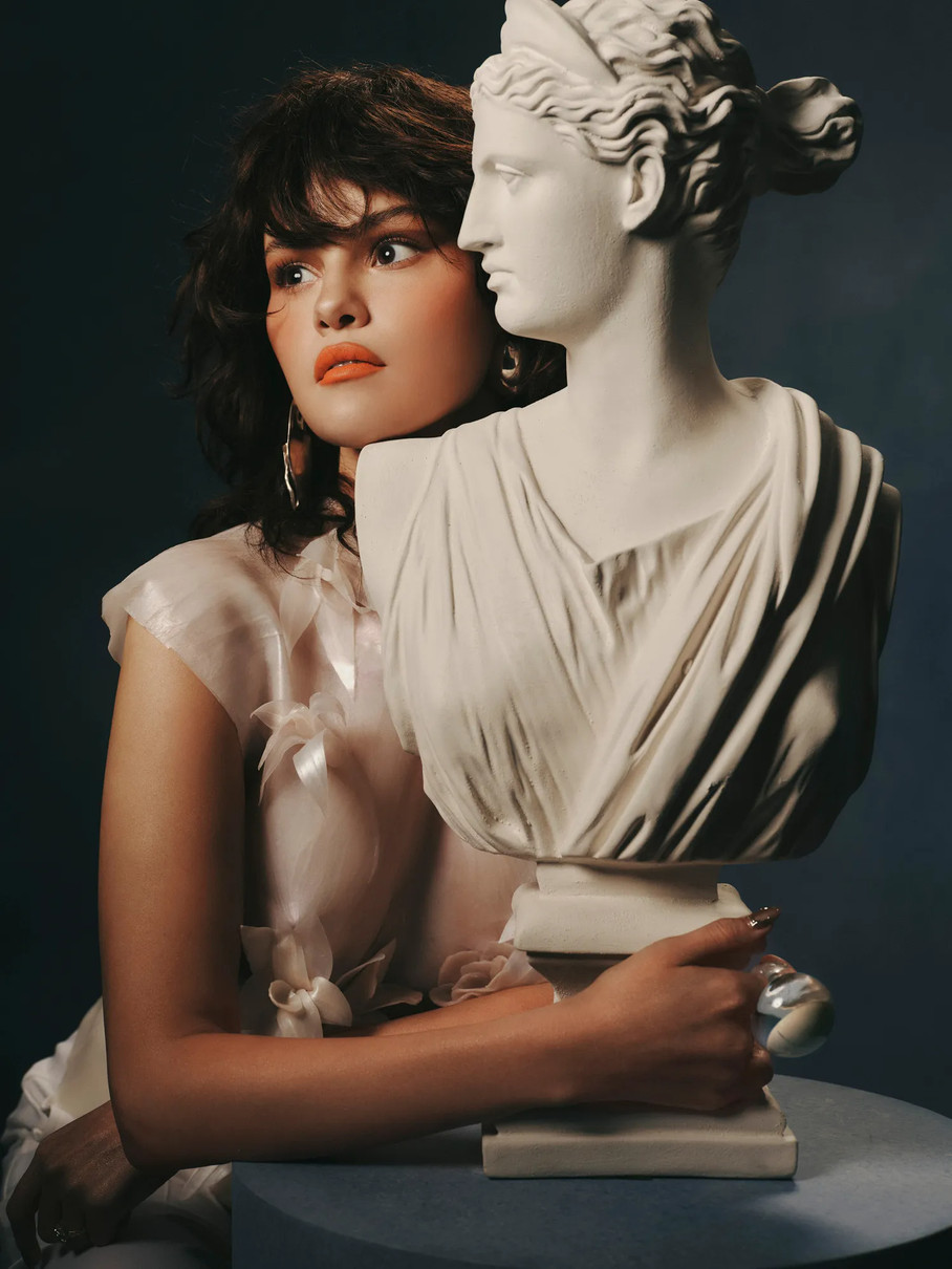 Селена Гомес у топі з квітами ефектно попозувала зі скульптурою