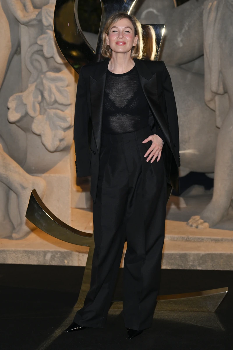 Рене Зеллвегер у прозорому топі попозувала на показі Saint Laurent в Парижі