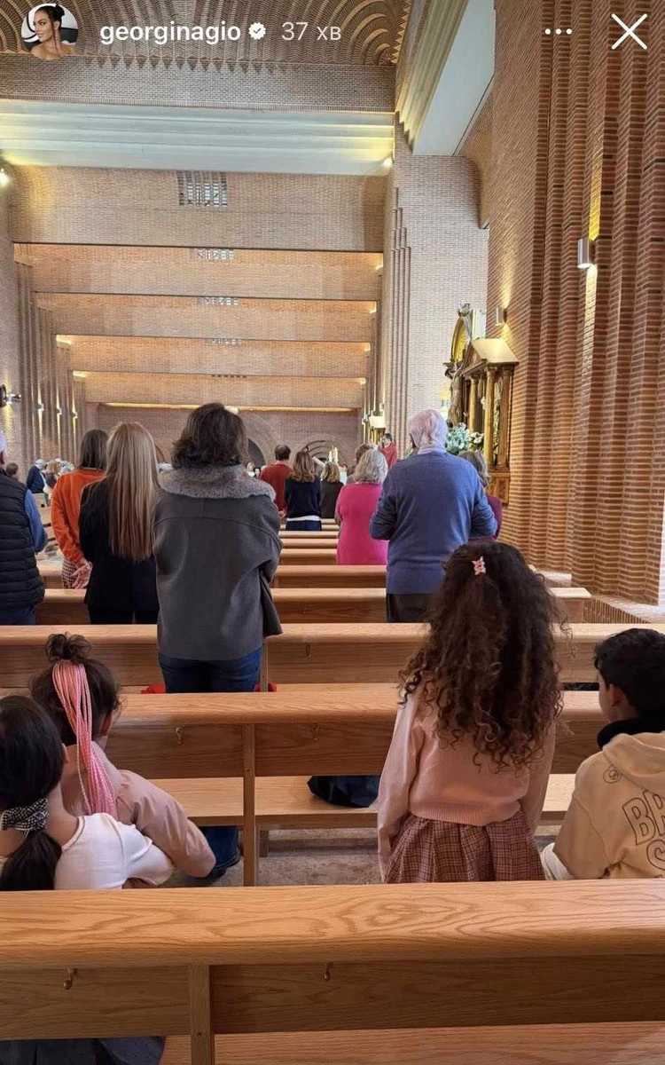 У святковий день родина сходила до церкви 