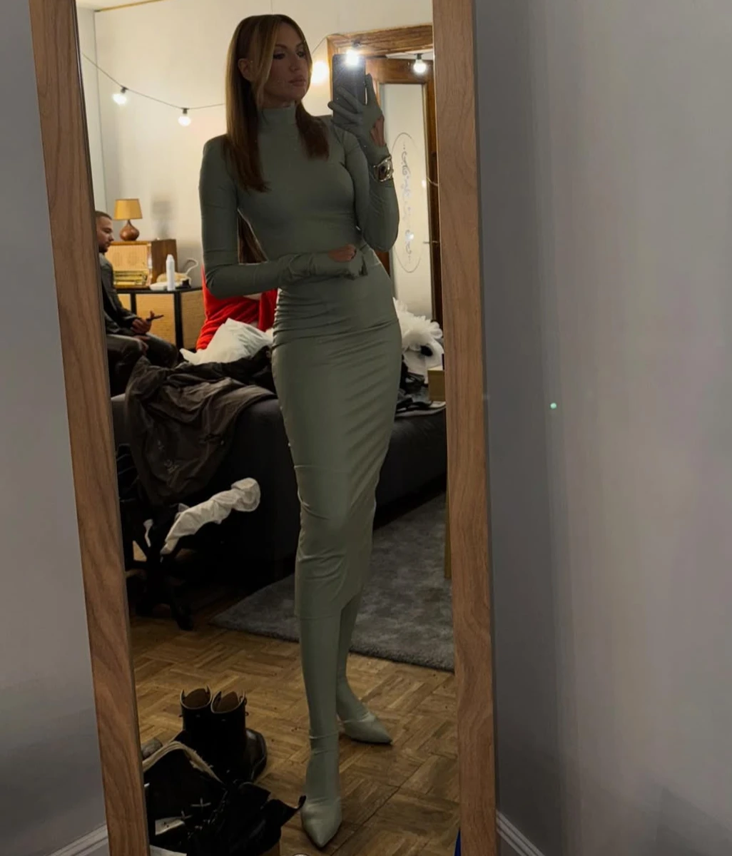 Леся Нікітюк похвалилася ногами у звабній сукні зі шкіри