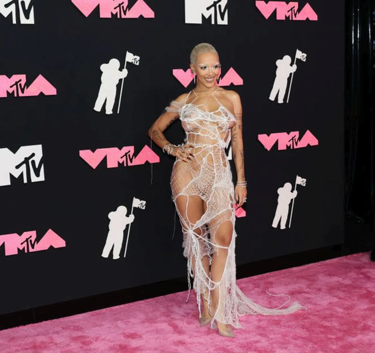 Доджа Кет світила голими грудьми у сукні-павутинні