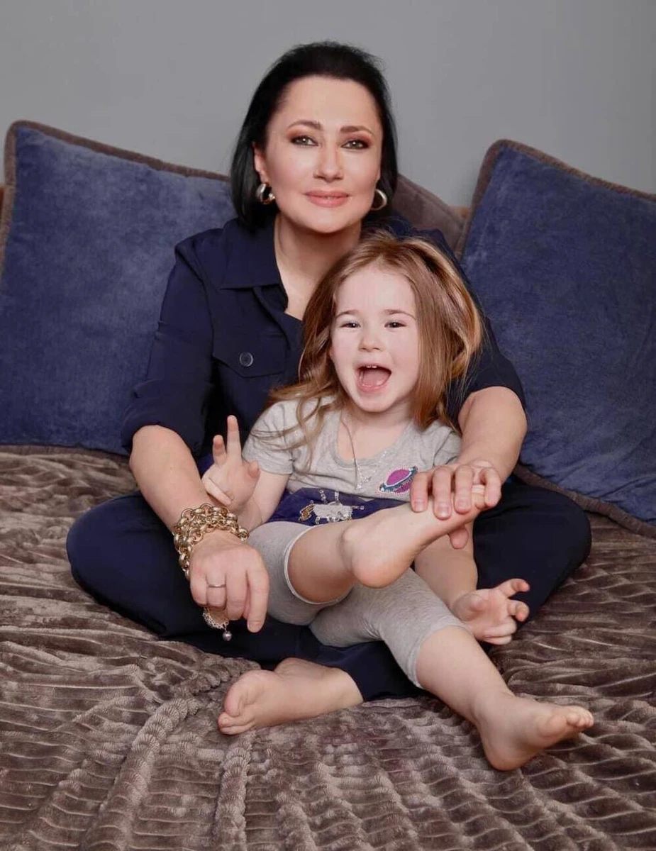 На фото мама з молодшою донькою