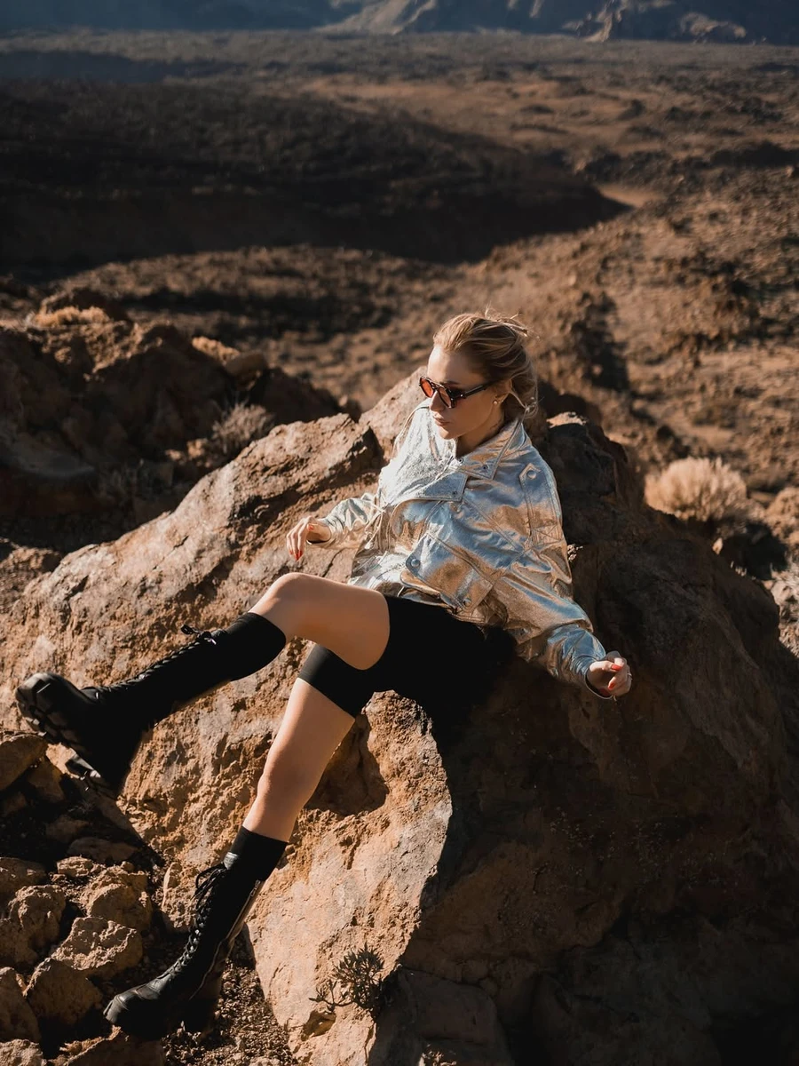 Слава Камінська у шортах попозувала біля вулкана